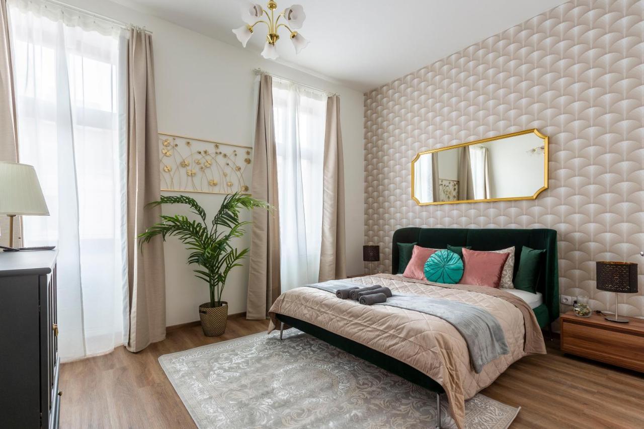 Explore Budapest From A Luxurious Cozy Apartment Exterior photo
