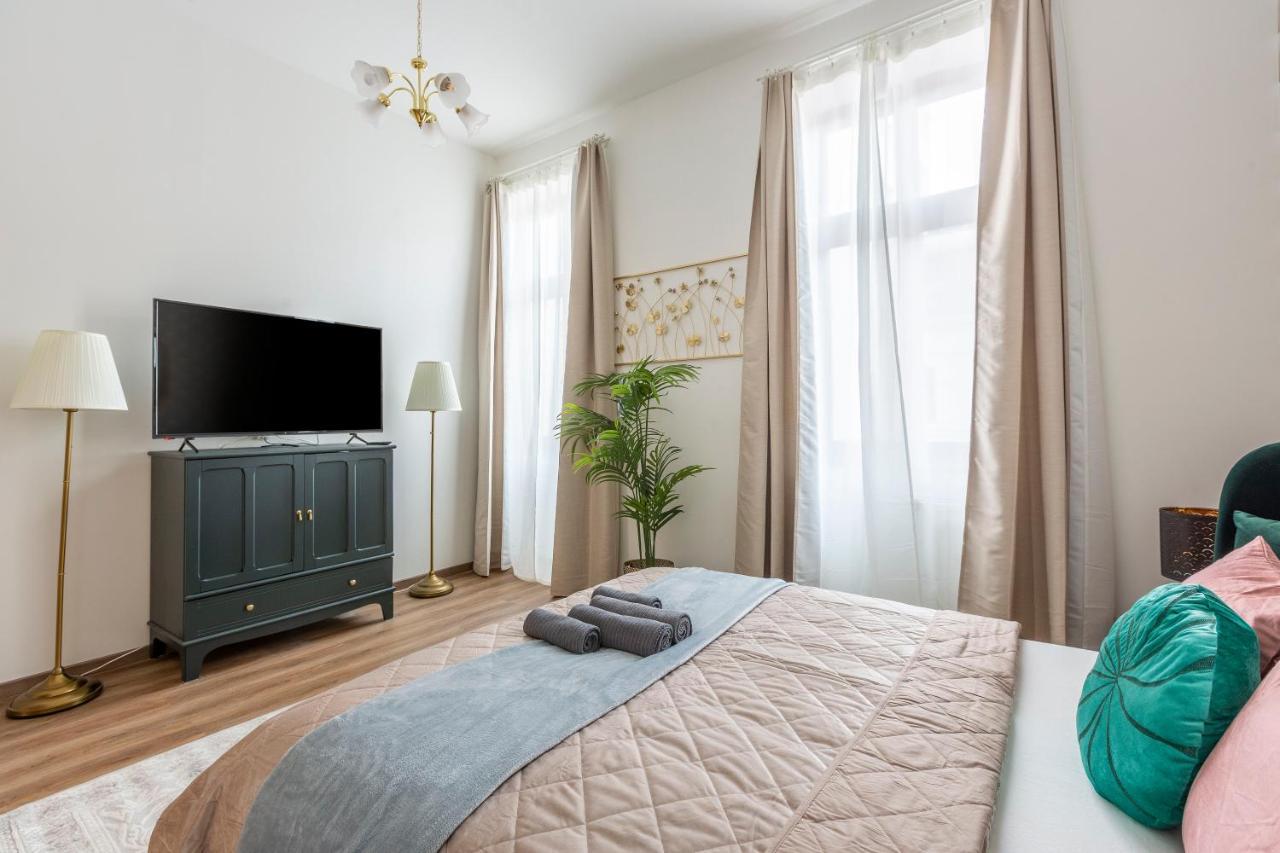 Explore Budapest From A Luxurious Cozy Apartment Exterior photo