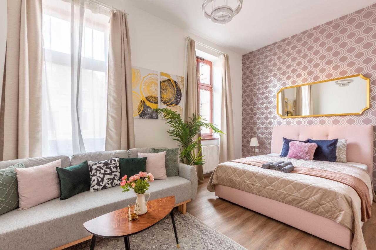 Explore Budapest From A Luxurious Cozy Apartment Exterior photo