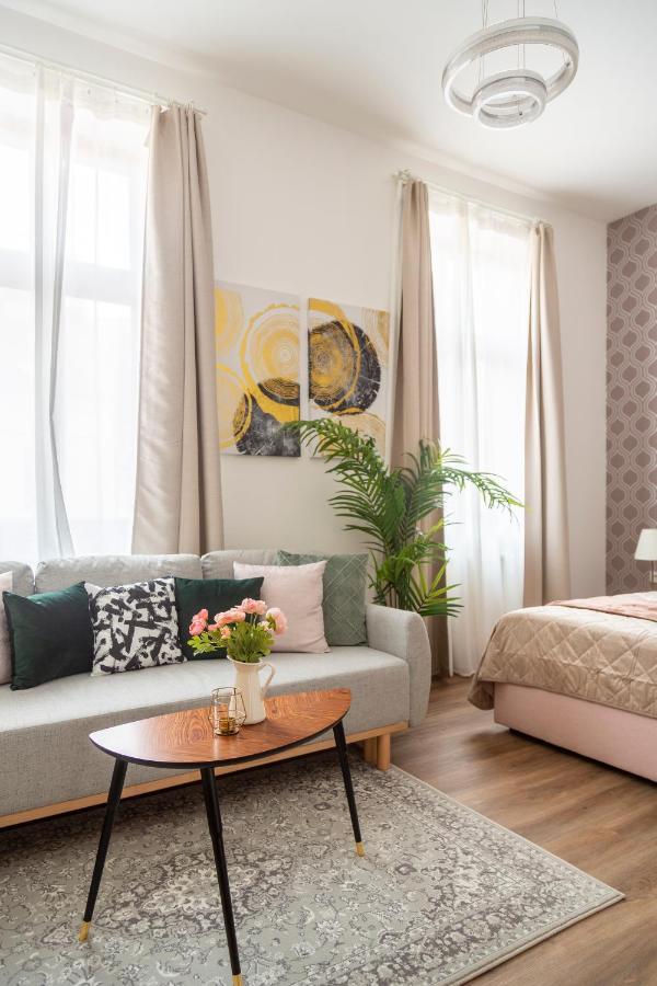 Explore Budapest From A Luxurious Cozy Apartment Exterior photo